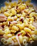 Pasta corta con bayas de goji, bonito del norte y aceitunas
