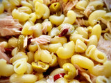 Pasta corta con bayas de goji, bonito del norte y aceitunas