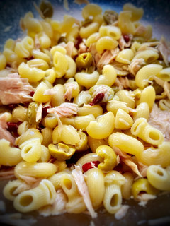 Una foto de Pasta corta con bayas de goji, bonito del norte y aceitunas