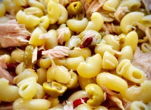 Una foto de Pasta corta con bayas de goji, bonito del norte y aceitunas