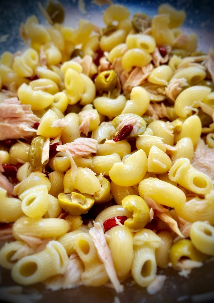 Una foto de Pasta corta con bayas de goji, bonito del norte y aceitunas