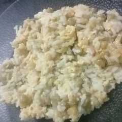Una foto de Arroz con cebolla y huevo, más arvejas
