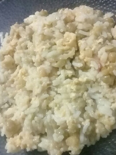 Una foto de Arroz con cebolla y huevo, más arvejas