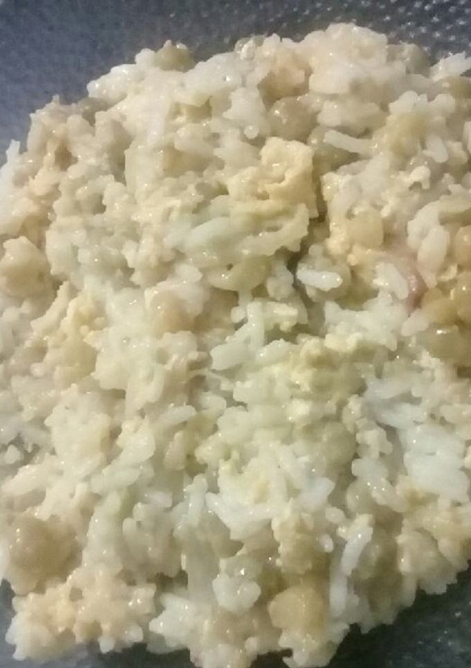 Una foto de Arroz con cebolla y huevo, más arvejas