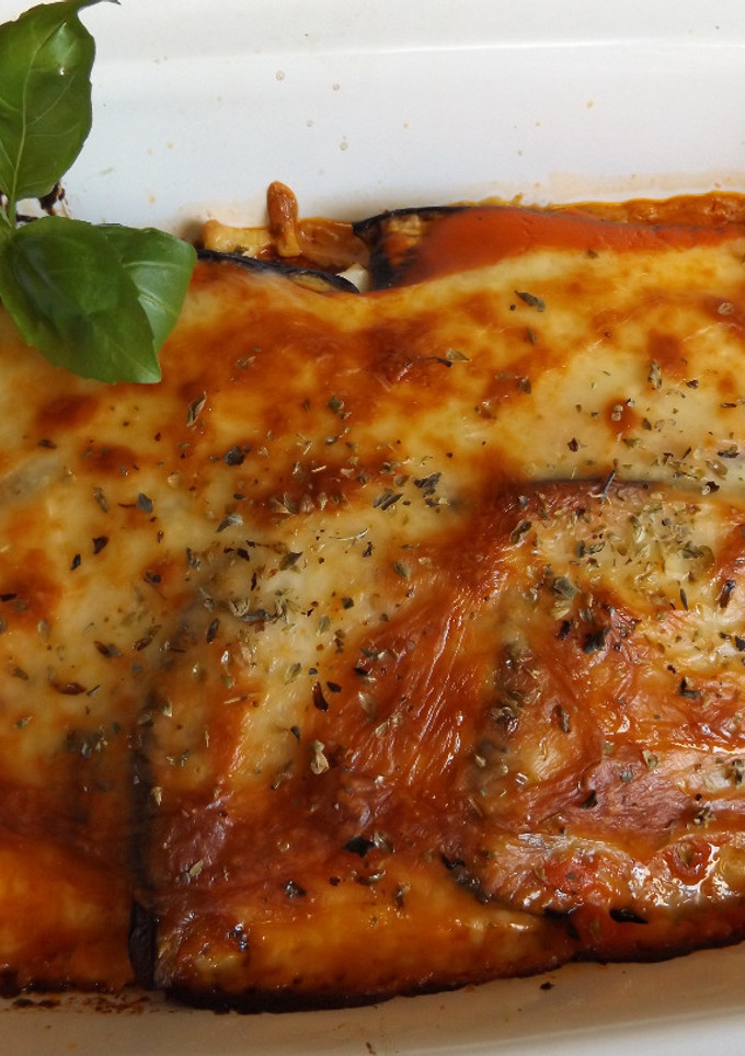 Una foto de Gratinado de batatas, berenjenas y repollo dorado