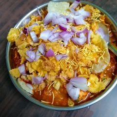 A picture of Ghugni, Aloochop Chaat.