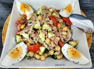 Una foto de Ensalada de garbanzos con calabacín, atún y huevo