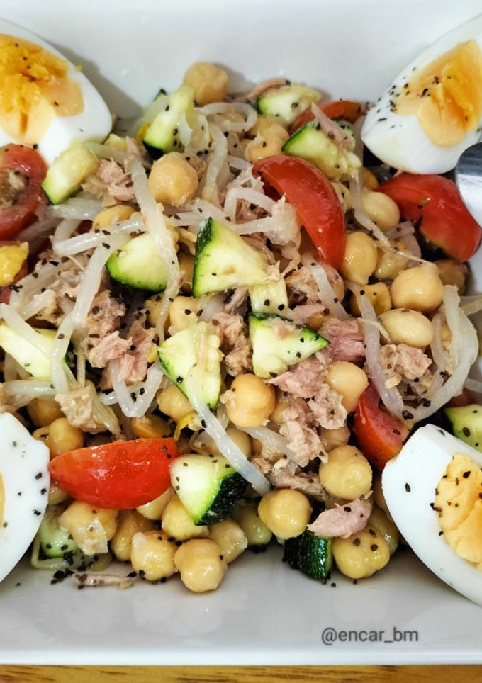 Una foto de Ensalada de garbanzos con calabacín, atún y huevo