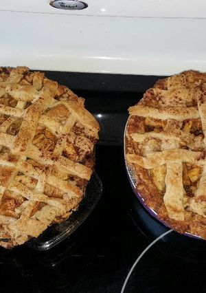 A picture of Cinnamon Roll Apple Pie.