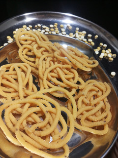 பொட்டுக்கடலை முறுக்கு (pottukadalai murukku recipe in tamil) செய்முறை முக்கிய புகைப்படம்