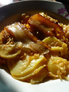 Savanyú káposztás-krumplis egytál recept fotója