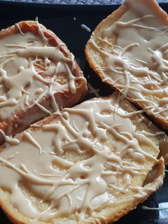 Una foto de Torrijas de leche con cobertura de maní, al horno