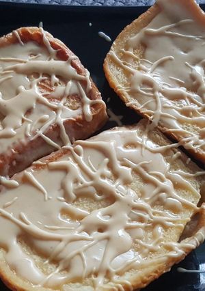 Una foto de Torrijas de leche con cobertura de maní, al horno