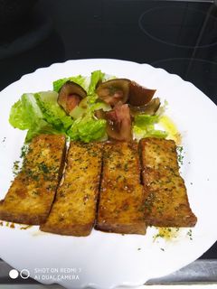 Una foto de Ensalada con tofu asiático 😋