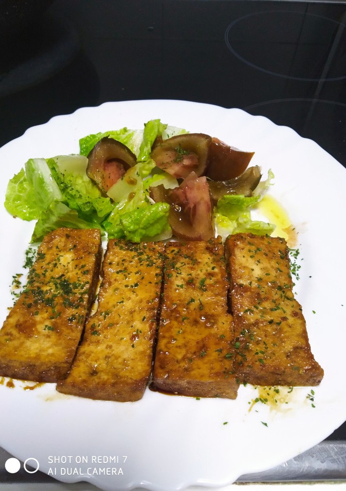Una foto de Ensalada con tofu asiático 😋