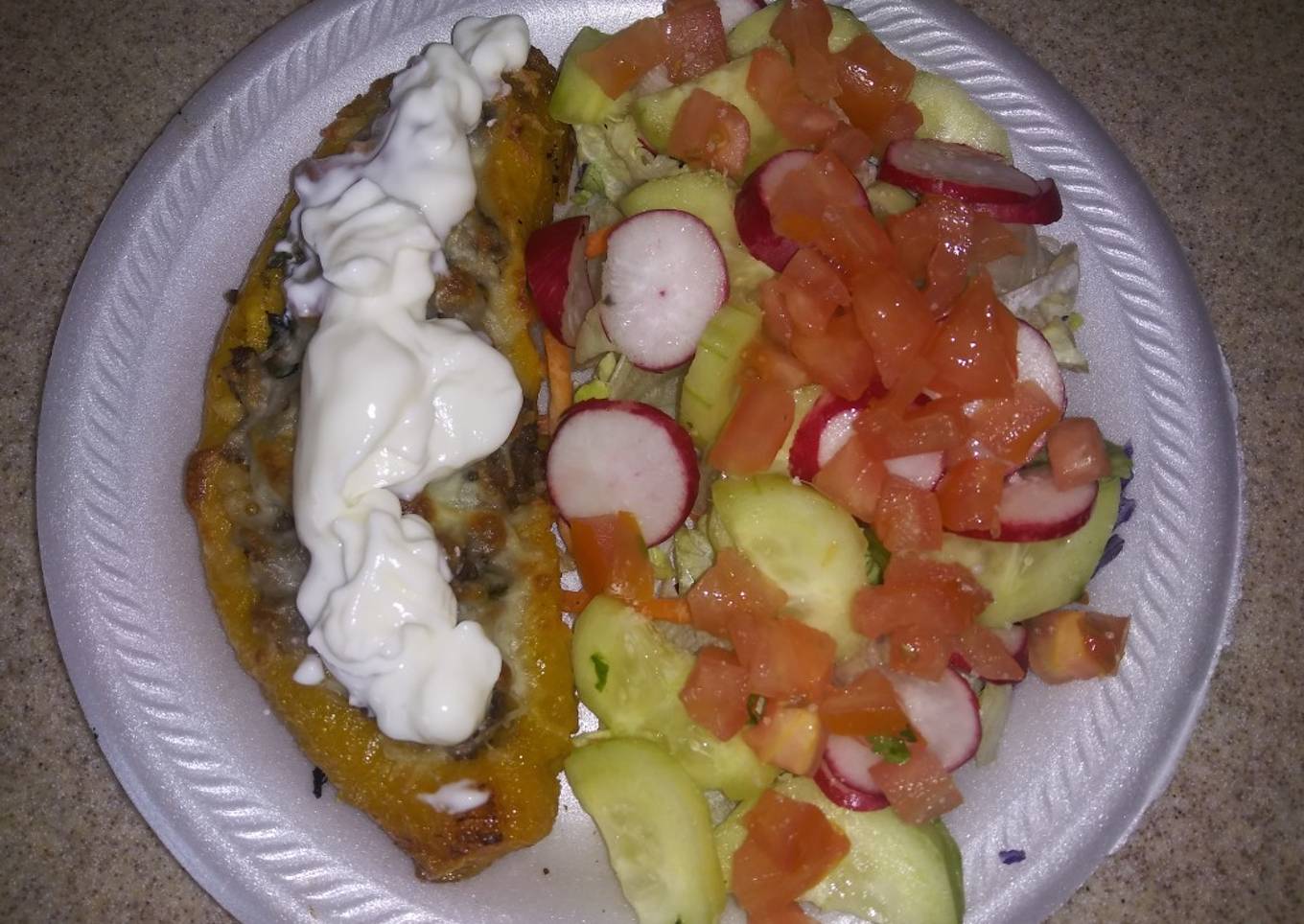 Canoas de plátano con carne y yogurt griego