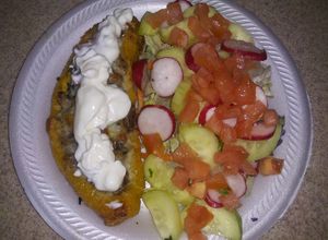 Una foto de Canoas de plátano con carne y yogurt griego