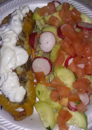 Una foto de Canoas de plátano con carne y yogurt griego