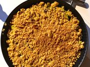 Une photo de crumble salé courgette