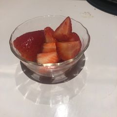 A picture of Le sucre a couvert des fraises.