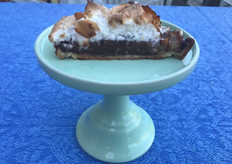 Chokoladetærte med karamelliserede rabarber og kokosmarengs - Rimmers Køkken