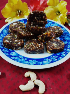 खजूर बर्फी (Khajur barfi recipe in Hindi) रेसिपी मुख्य फोटो