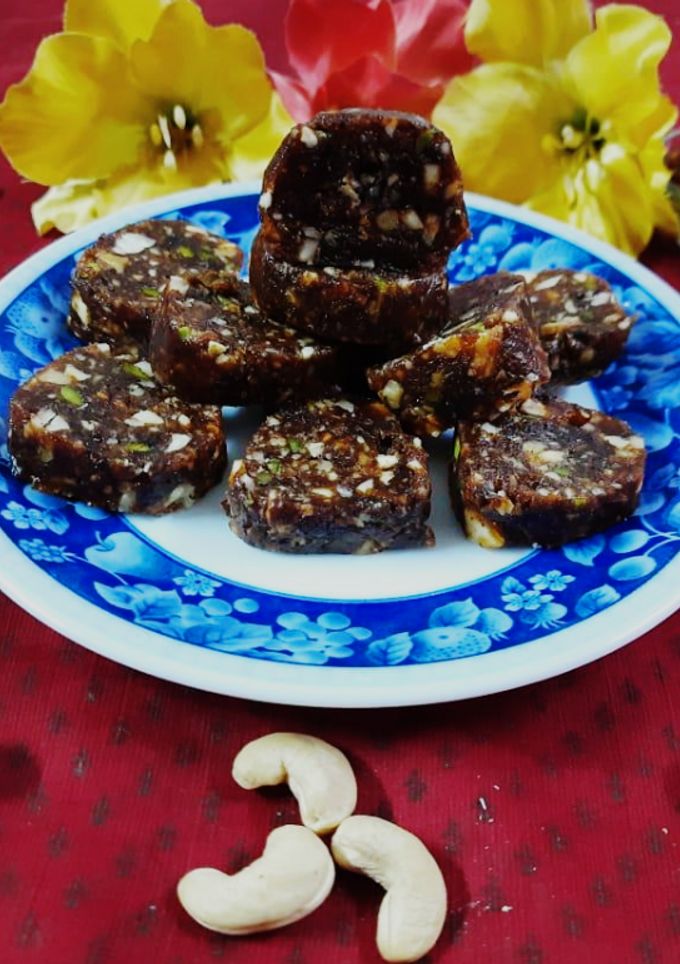 खजूर बर्फी (Khajur barfi recipe in Hindi) रेसिपी मुख्य फोटो