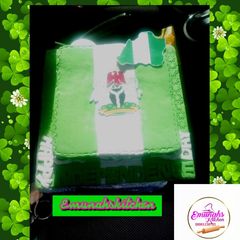 A picture of 7 minutecake covered with fondant.