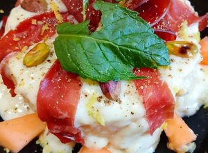 Foto di Risotto al Melone Fonduta di Brie Bresaola Pistacchi e Menta Fresca