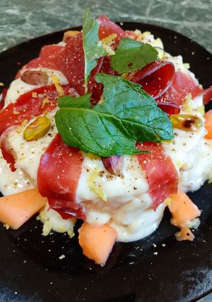 Foto di Risotto al Melone Fonduta di Brie Bresaola Pistacchi e Menta Fresca