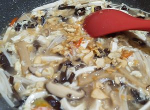 Foto resep Sup hot and sour jamur Enoki, shitake, kuping