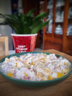 Una foto de Yogur familiar con mango y granada