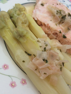 Une photo de Pavé de Saumon aux Asperges sauce au beurre blanc
