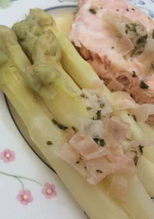 Une photo de Pavé de Saumon aux Asperges sauce au beurre blanc
