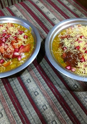 A picture of Misal chaat.