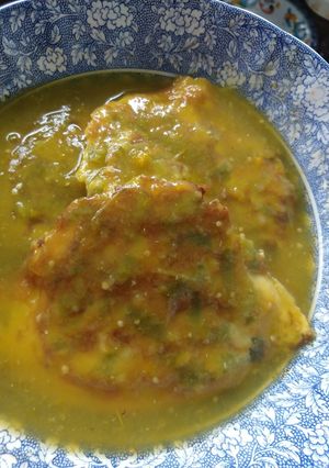 Una foto de Tortitas de ejotes en caldillo verde
