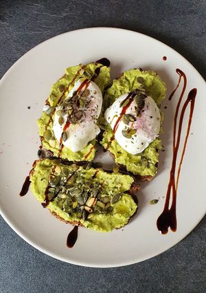 Une photo de Tartines végétariennes à l'avocat et aux oeufs pochés