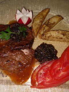 Una foto de Filete al perejil con papas rústicas