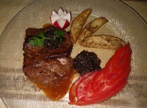 Una foto de Filete al perejil con papas rústicas