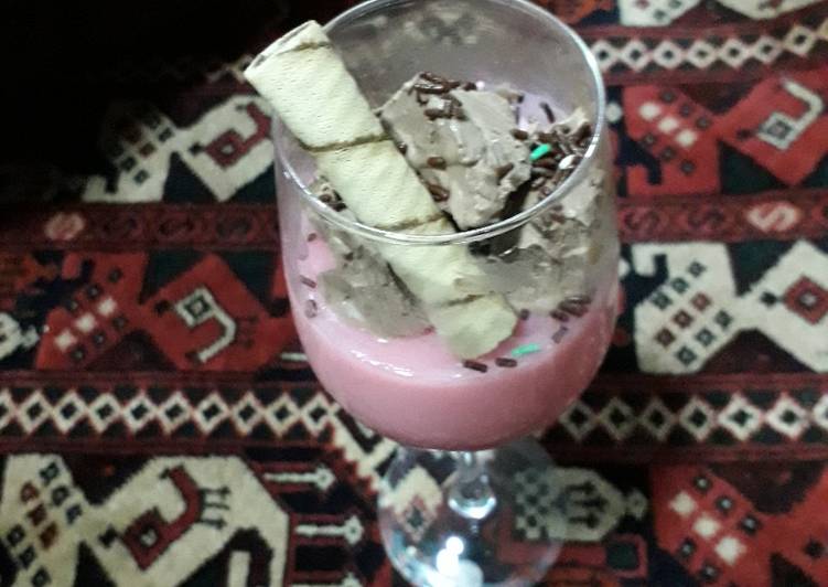 Langkah Mudah untuk Menyiapkan Pudding strawberry dan chocolate ice cream, Bisa Manjain Lidah