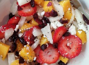 Una foto de Snack de fresa, mango y jícama
