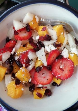 Una foto de Snack de fresa, mango y jícama