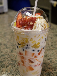 Una foto de Biónico con fruta y yogurt