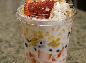 Una foto de Biónico con fruta y yogurt