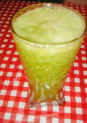 Una foto de Detox de naranja, 🍌 y acelga!!