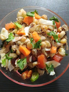 અંકુરિત ચોળી વટાણા મિક્સ સલાડ(Mix sprouts salad recipe in gujarati) રેસીપી મુખ્ય ફોટો