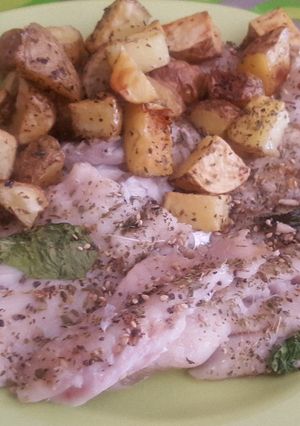 Una foto de Brótola a la pimienta con papas rústicas