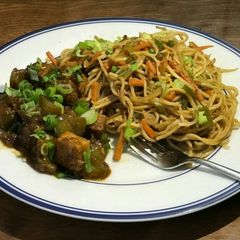 A picture of Chilli Tofu and Hakka Noddles.