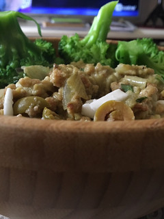 Una foto de Tallarines de espelta con soja texturizada y salsa de tofu con brócoli y albahaca