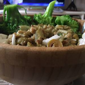 Tallarines de espelta con soja texturizada y salsa de tofu con brócoli y albahaca